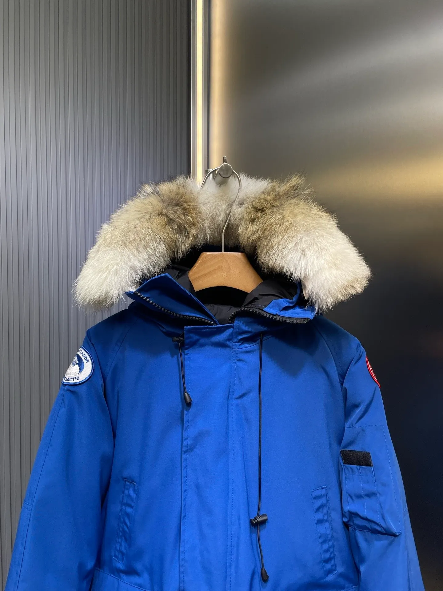 P760 original top quality Canada Goose #Chilliwa 7999M pilot short style/01 style #Men and Women Same Style# Synchronized anti-counterfeiting chip sensor! ➖ Imported 21S polyester-cotton blended original fabric [Last year’s 16S/18S hard fabrics have been completely eliminated, this year all use 21S synchronous fabrics, the soft mid-strap feels delicate and textured], synchronous Feather-Light 10D waterproof coating fabric, made of 84.5 polyester fiber and 15.5 cotton, 100% the best feel in the entire network! ➖ The official website synchronizes the national standard 80 white duck down, you can check the official website customer service, there will never be a series of misleading claims such as 90 down or goose down! ➖ Using the best nylon lon lining with double double-layer sealing design, anti-down 7 needles + grid-filled down ready-made garments, there will be 100% no so-called velvet running! ➖ The cuffs are designed with thickened seamless threads, and the collar and pocket lining are made of top-notch warmth and comfort! ➖ Yoshida YKK provides original custom-made electroplated sliders. YKK two-way lockable zippers are tight and smooth and will not peel off paint! ➖ 3M composite guarantees that the Velcro is the same as the original, durable, and all accessories and hardware are custom-made! ➖ Customized 10,000-needle embroidery labels imported from Behringer embroidery machines, 98% of which restore the original labels. You can check and compare on the official website! ➖ The fur collars are all made of large pieces of Western Canadian blue wolf hide, ensuring that each fur collar is 13-15cm wide!   Size:XS-XXL